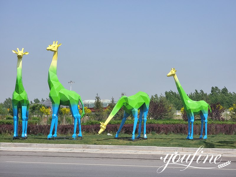 Giraffe Sculpture Details: