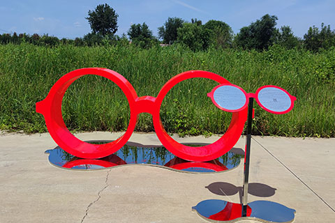 red-glasses-sculpture