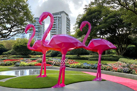 geometric flamingo statue。..